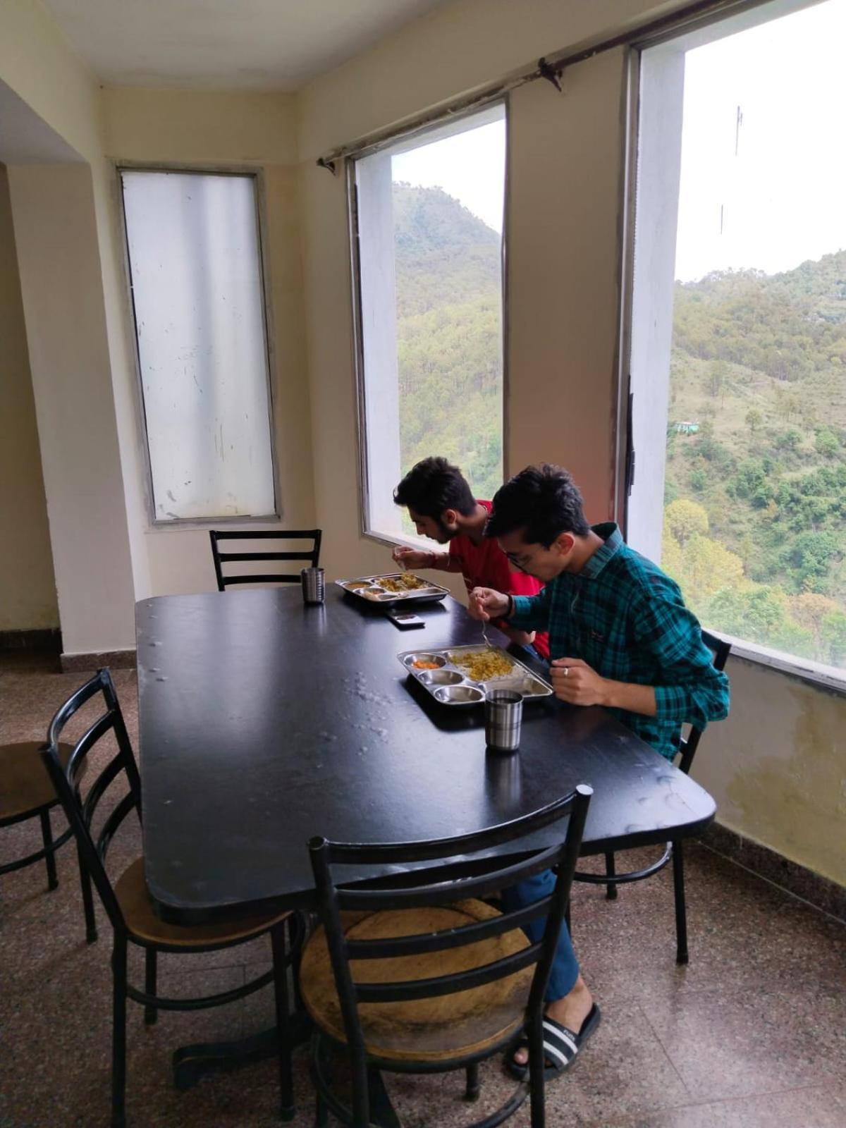 Abuzz Oxfordcaps Chanakya Hostel Solan Exterior foto